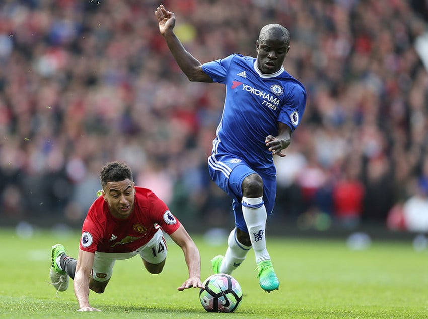 N'Golo Kante (desno) u duelu sa Jesseom Lingardom (Foto: EPA)