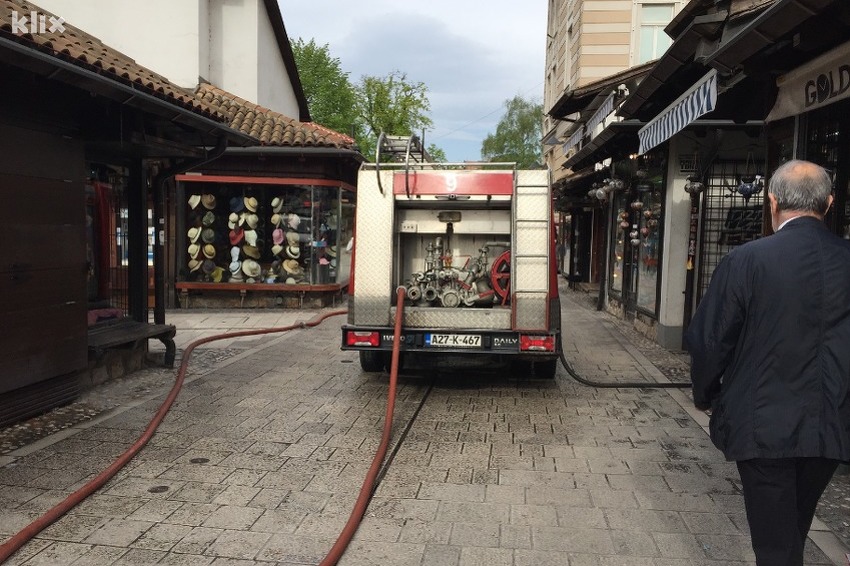 Vatrogasci u ulici Đulagina (Foto: Feđa Krvavac/Klix.ba)