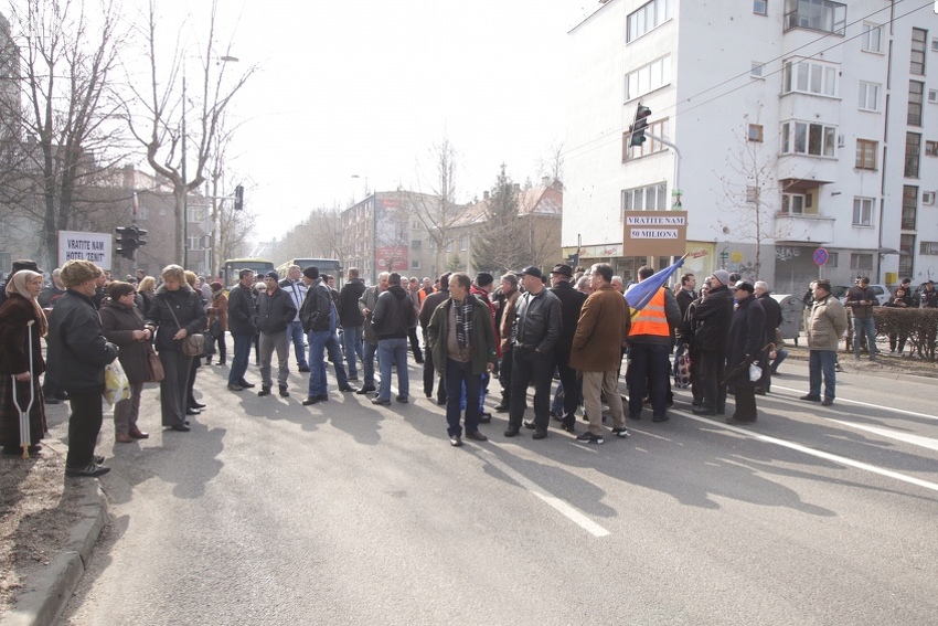 Protest radnika Željezare Zenica pred zgradom Vlade FBiH (Foto: Arhiv/Klix.ba)