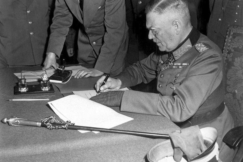 Wilhelm Keitel postisuje predaju vojske u Berlinu