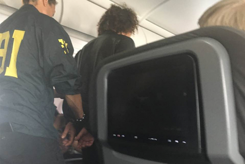 Hapšenje Turčina u avionu (Foto: Twitter)
