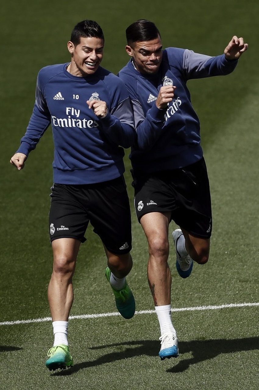 James Rodriguez i Pepe (Foto: EPA)