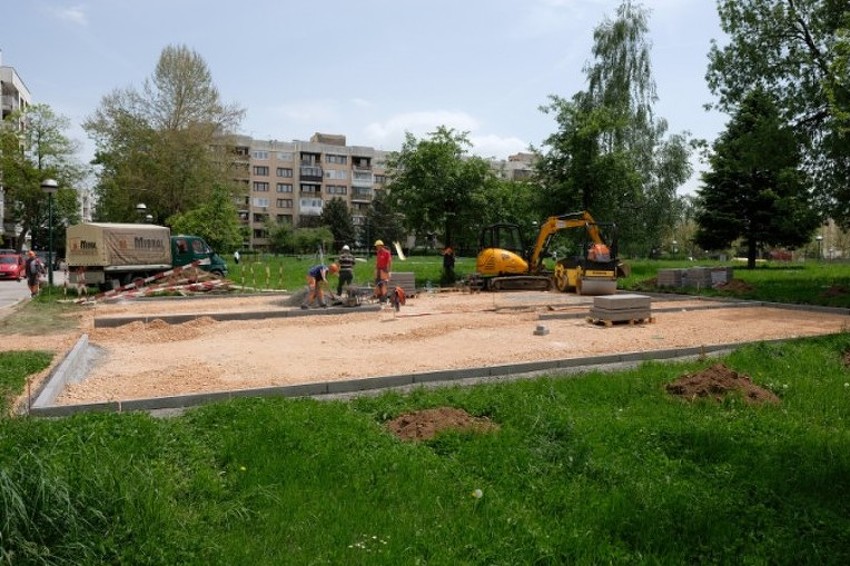 U toku izgradnja dječijih igrališta na Dobrinji i Alipašinom Polju