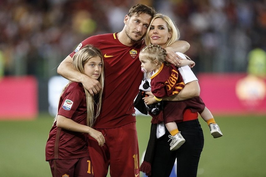 Francesco Totti sa suprugom Illary i sa kćerkama Chanel i Isabel (Foto: EPA)
