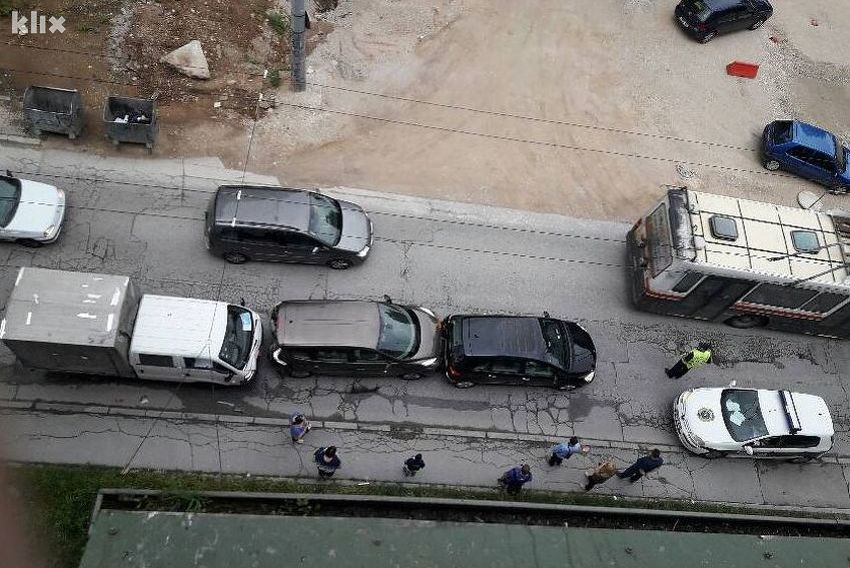 Jedna osoba povrijeđena u sudaru tri vozila na Grbavici