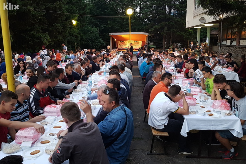 Večerašnji iftar u Zenici (Foto: Elmedin Mehić/Klix.ba)