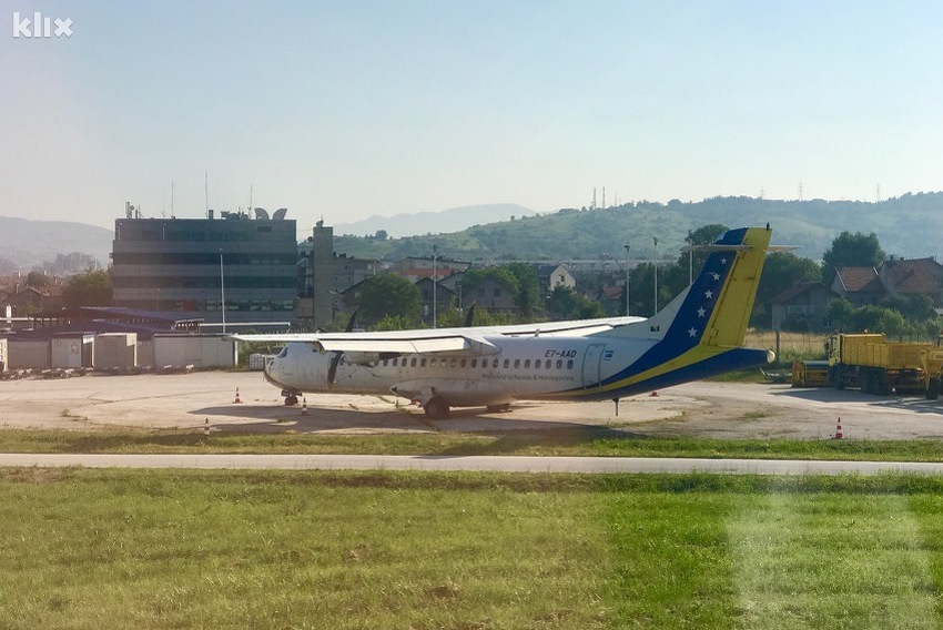 Jedan od aviona BH Airlinesa danas skuplja prašinu na aerodromu u Sarajevu (Foto: Klix.ba)