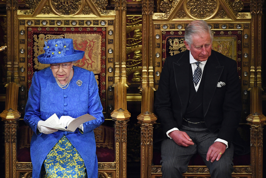 Kraljica Elizabeta nosila šešir koji podsjeća na zastavu Evropske unije