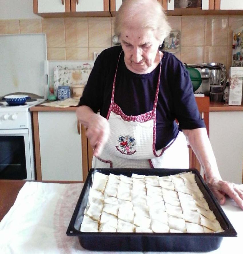 U 92. godini Sadika Salkić "svojeručno" razvija jufku za bajramsku baklavu