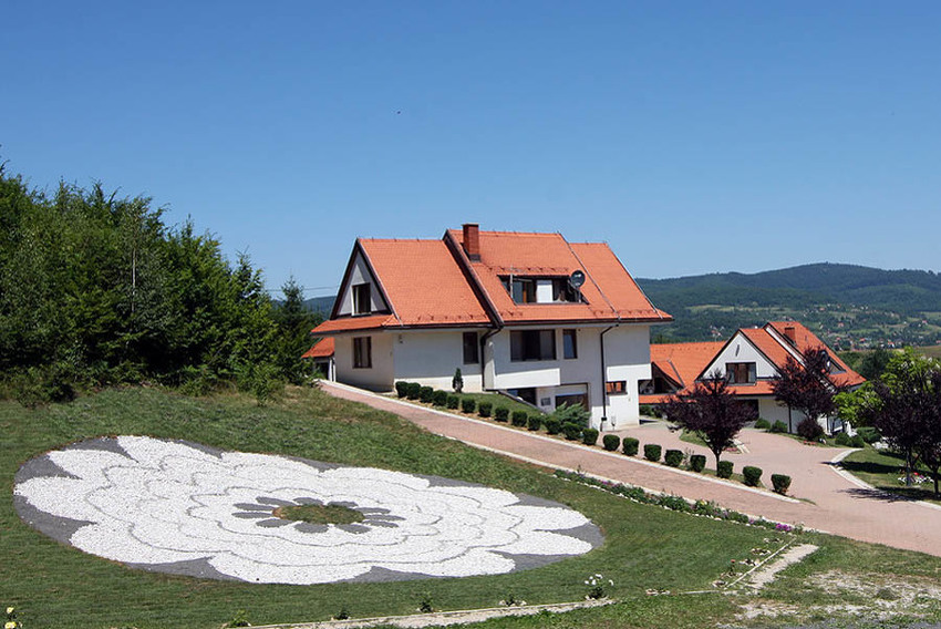 Korisnici usluga i uposlenici Terapijske zajednice Kampus ručno izradili srebrenički cvijet