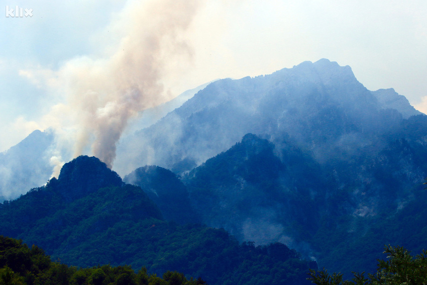 Na Čvrsnici počela padati kiša, prijeko potrebna pomoć vatrogascima