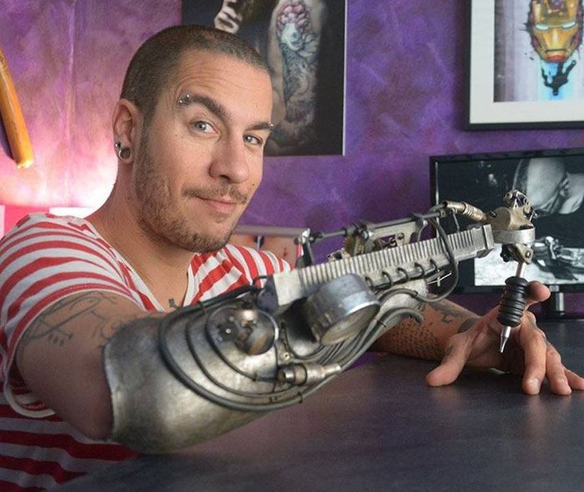 Tattoo majstor dobio protetičku ruku napravljenu da tetovira