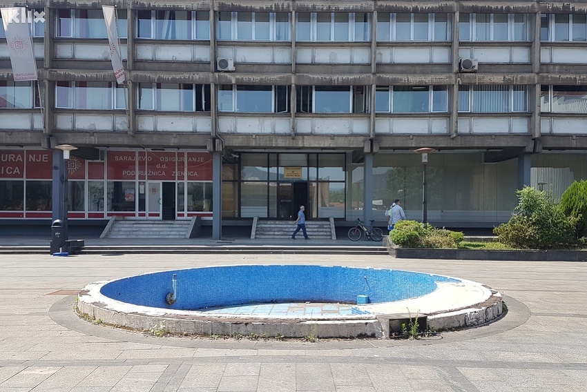 Fontana ispred zgrade Gradske uprave (Foto: E. M./Klix.ba)