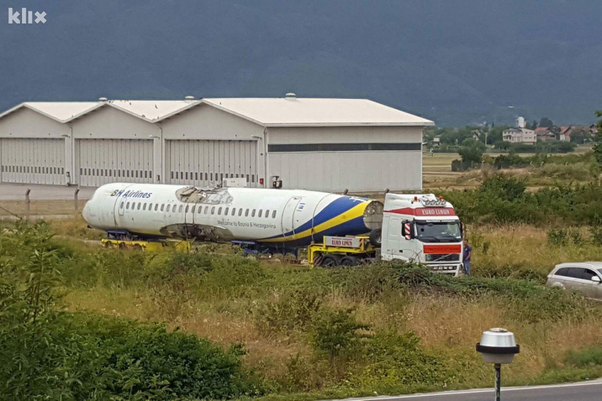 Trup jedinog preostalog aviona BH Airlinesa natovaren na kamion (Foto: Klix.ba)