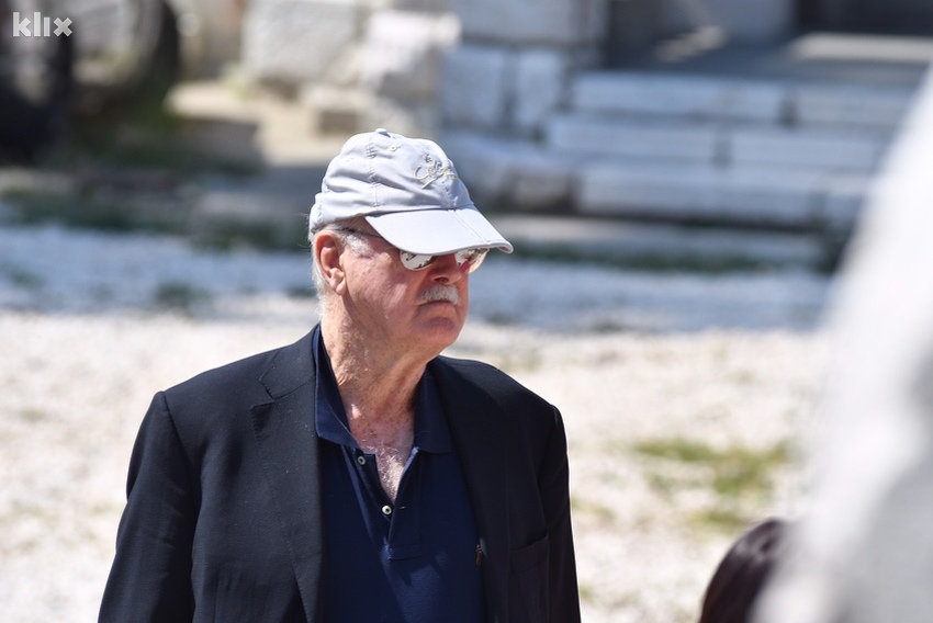 John Cleese na Jevrejskom groblju u Sarajevu (Foto: Nedim Grabovica/Klix.ba)