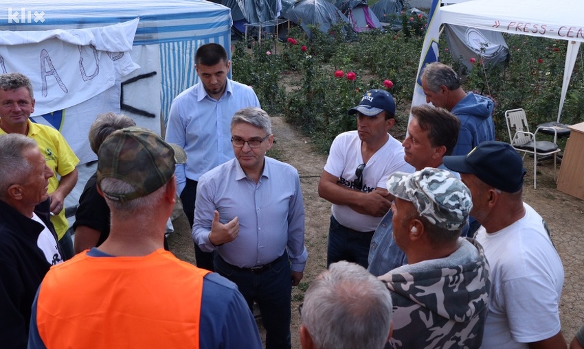 Salko Bukvarević s demobilisanim borcima (Foto: Harun Muminović/Klix.ba)