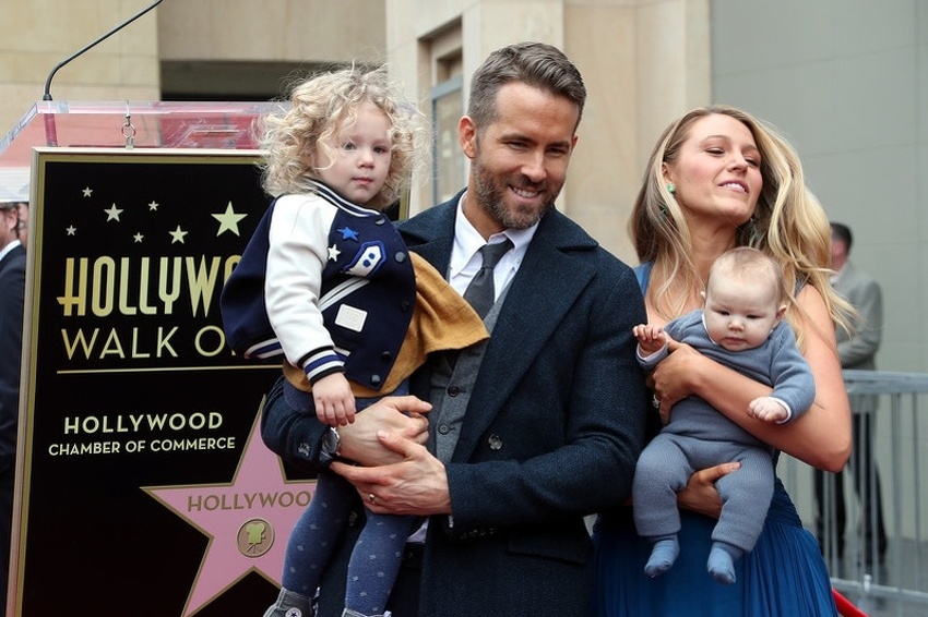 Ryan Reynolds sa suprugom Blake Lively i kćerkama (Foto: EPA)