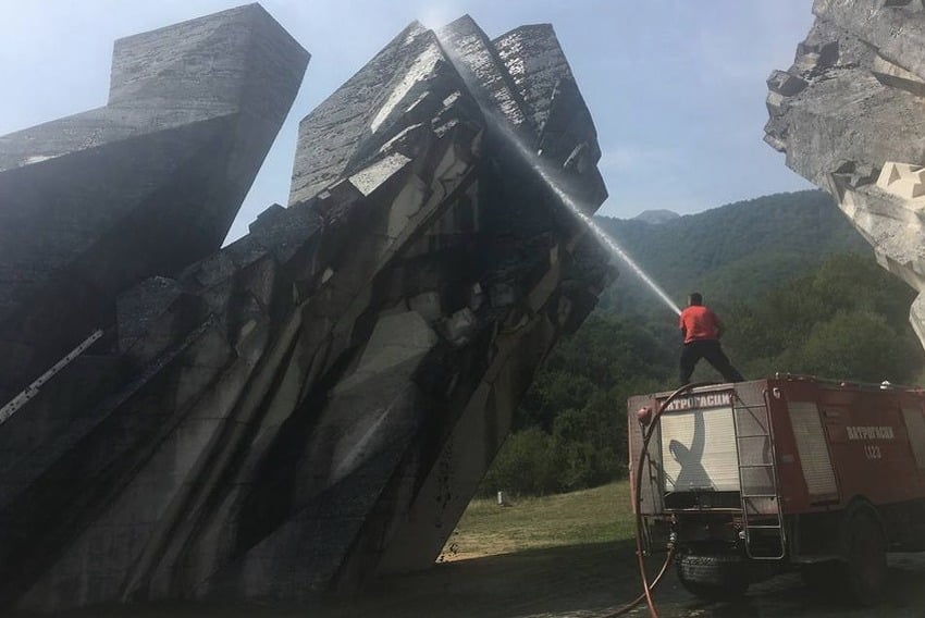 Vatrogasci čiste spomenik poginulim borcima (Foto: Facebook)