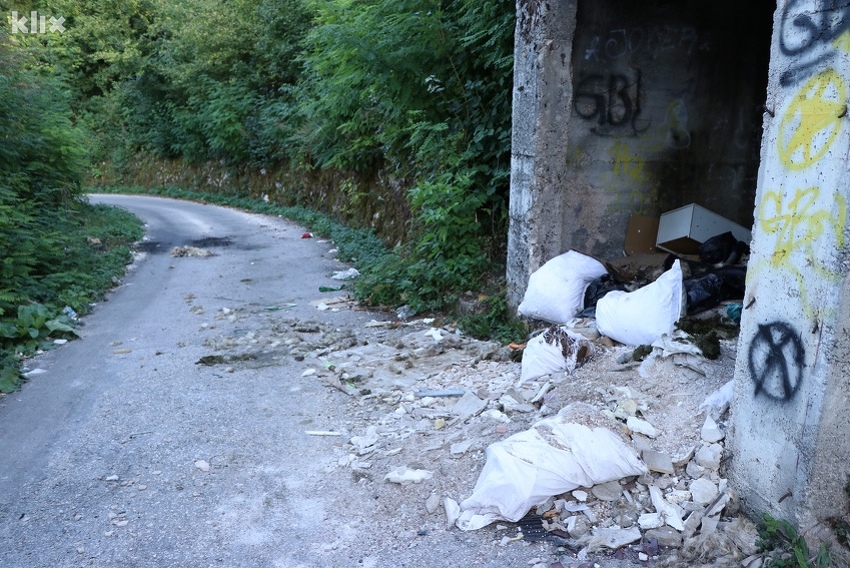 Devastirani objekt na Trebeviću postao deponija smeća, građani tvrde da
