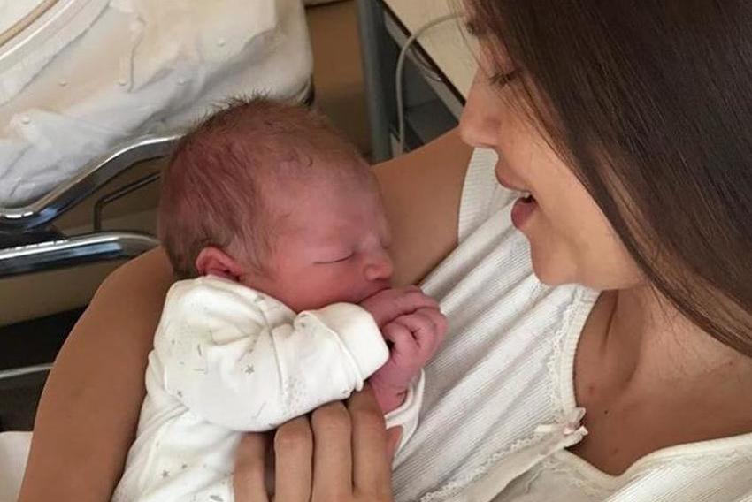 Amra Džeko sa sinom nakon poroda (Foto: Instagram)