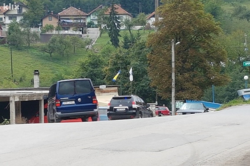 Policijske patrole u selu Buci kod Visokog (Foto: Elmedin Mehić/Klix.ba)