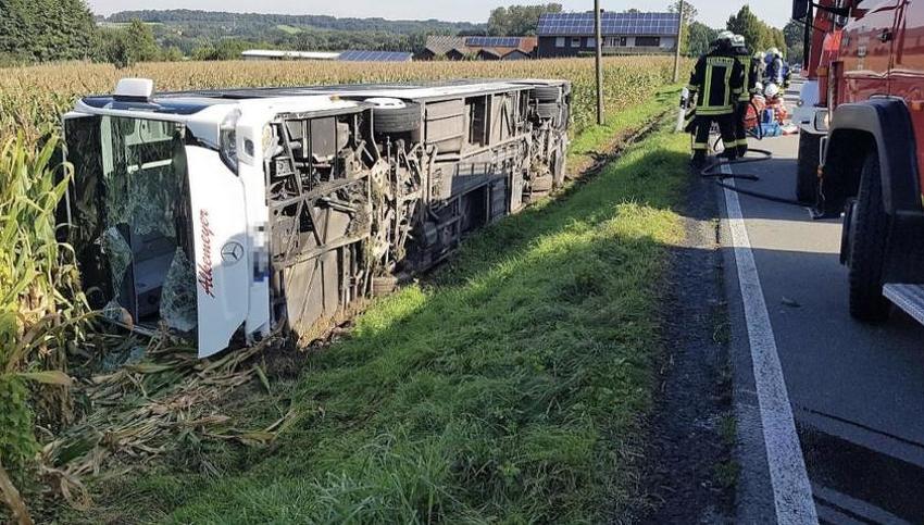 Autobus sletio s ceste u njemačkom Tecklenburgu : Jedna osoba poginula, veliki broj povrijeđenih