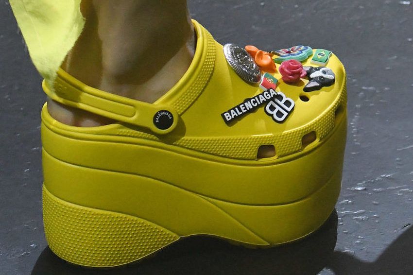 Gumene kroksice su dobile ogromnu platformu i metalne bedževe