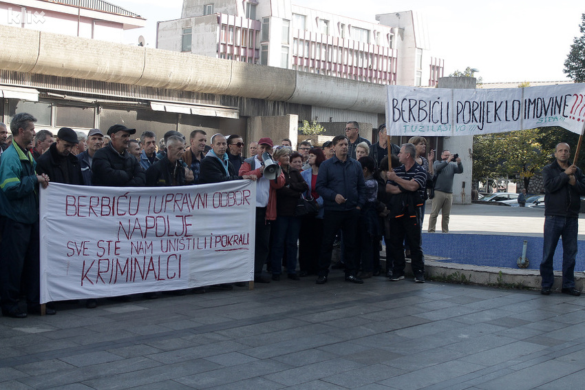Detalj sa mirnog protesta ispred zgrade Gradske uprave Zenica (Foto: Elmedin Mehić/Klix.ba) (Foto: E. M./Klix.ba)