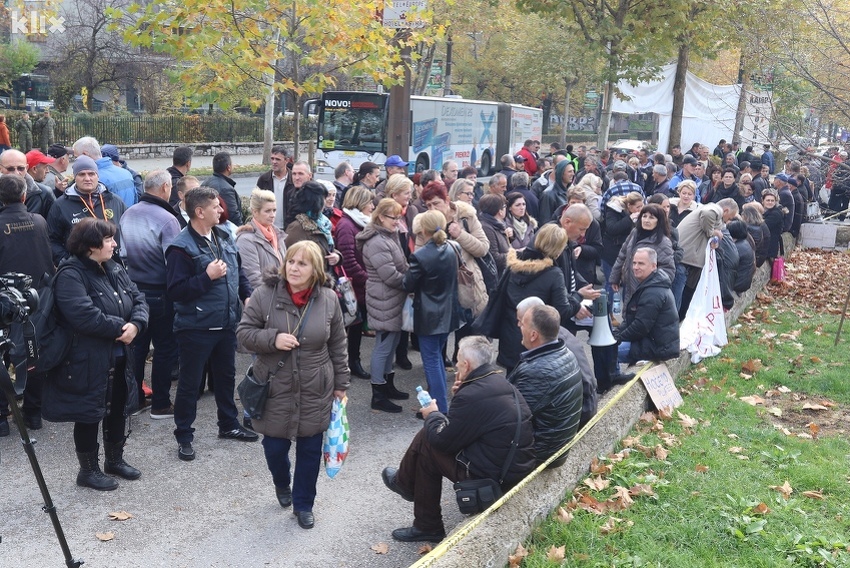 Radnici Željezare Zenica na današnjem protestu pred zgradom Vlade FBiH (Foto: Arhiv/Klix.ba)