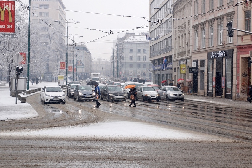 Na planinama snijeg otežava saobraćaj, u ostalim dijelovima zemlje kolovoz mokar