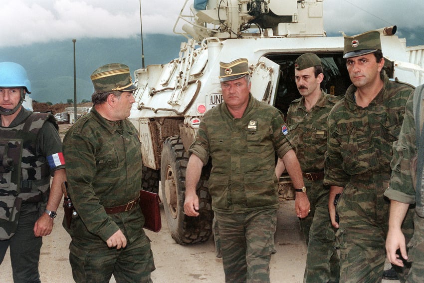 Ratko Mladić na sarajevskom aerodromu 1993. godine (Foto: AFP)