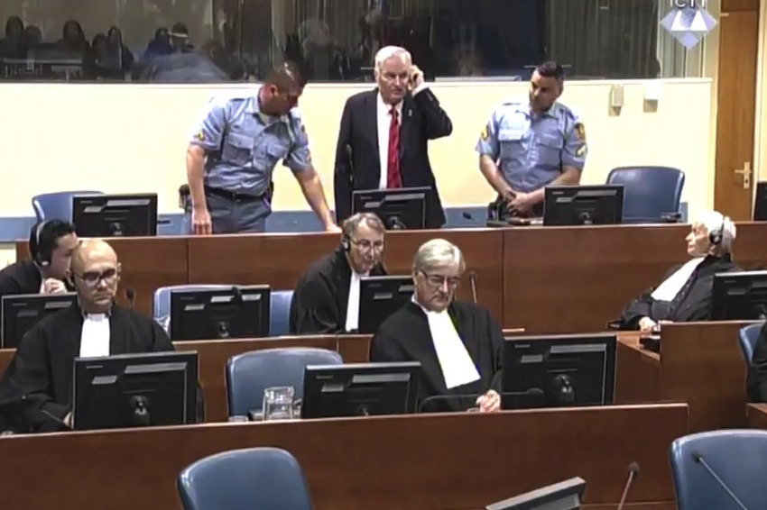 Pogledajte kako je Ratko Mladić izbačen iz sudnice