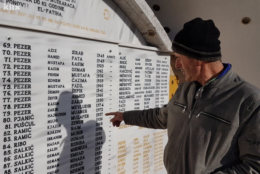 Ređo Pezer pokazuje na imena ubijenih članova porodice u Ahmićima (Foto: Elmedin Mehić/Klix.ba) (Foto: E. M./Klix.ba)