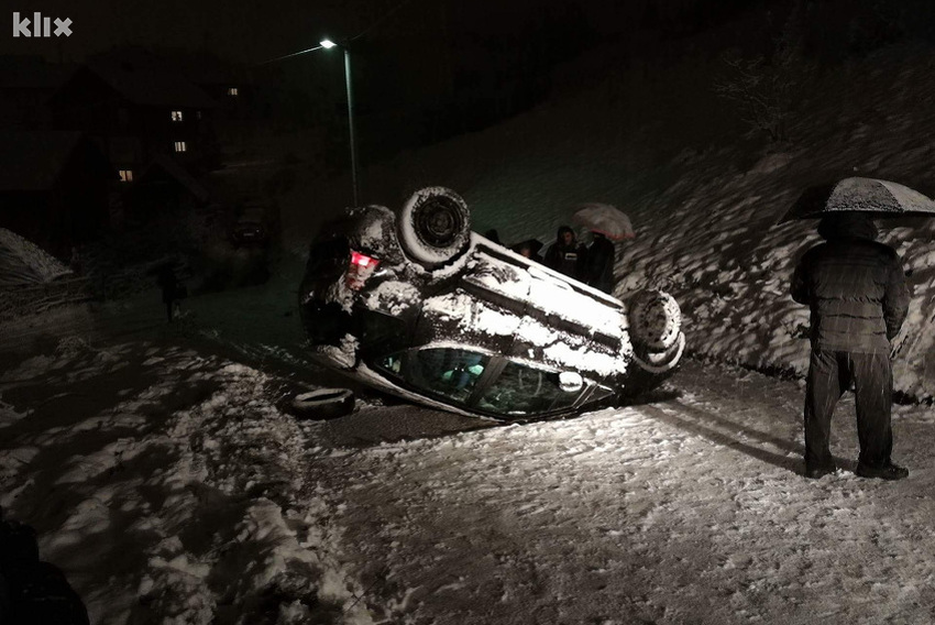 Automobil se prevrnuo u Vogošći, nema povrijeđenih