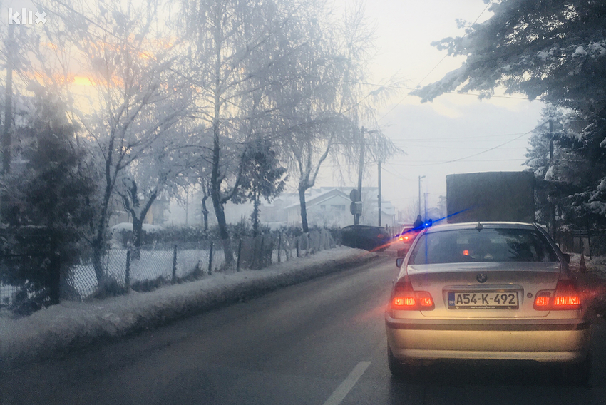 Policija na mjestu gdje je ostavljen ukradeni automobil (Foto: Čitatelj/Klix.ba)