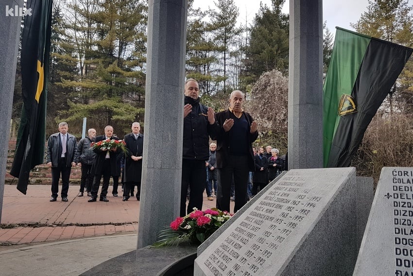 Detalj s polaganja cvijeća (Foto: Elmedin Mehić/Klix.ba) (Foto: E. M./Klix.ba)