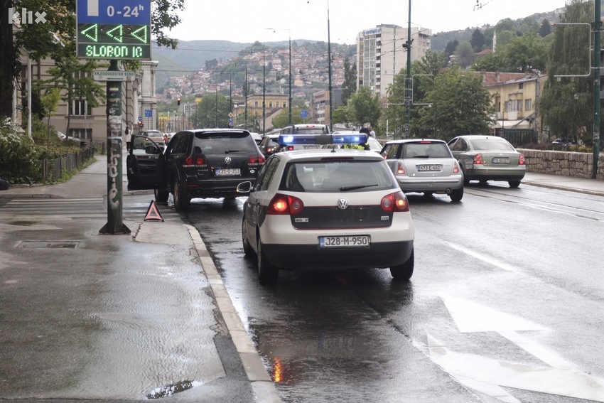 Jedna osoba povrijeđena u sudaru dva automobila u centru Sarajeva