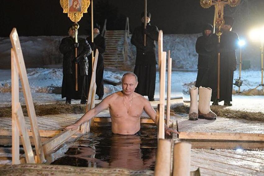 Putin se okupao u ledenom jezeru obilježivši krštenje Isusa Krista
