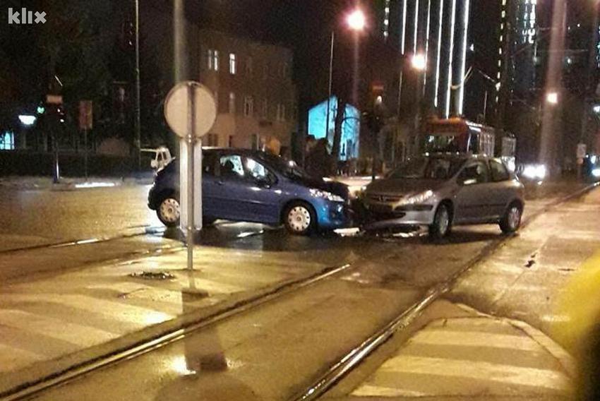 Sarajevo: Sudarila se dva automobila na tramvajskim šinama