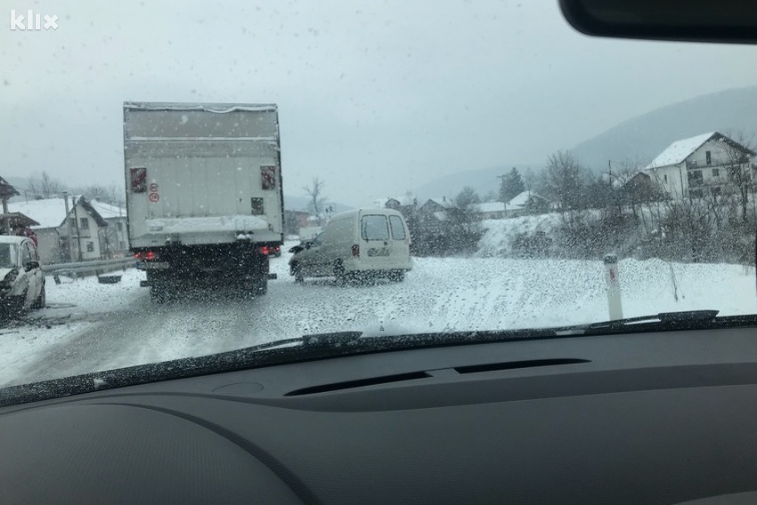 Saobraćajna nesreća na ulazu u Hadžiće, povrijeđena dva vozača