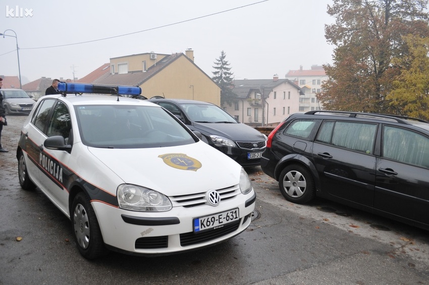 Jedna osoba teško povijeđena u sudaru automobila i kamiona kod Olova