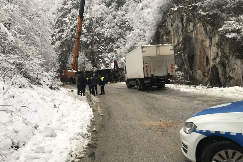 Prevrnula se cisterna na putu Sarajevo - Trnovo, vozač lakše povrijeđen