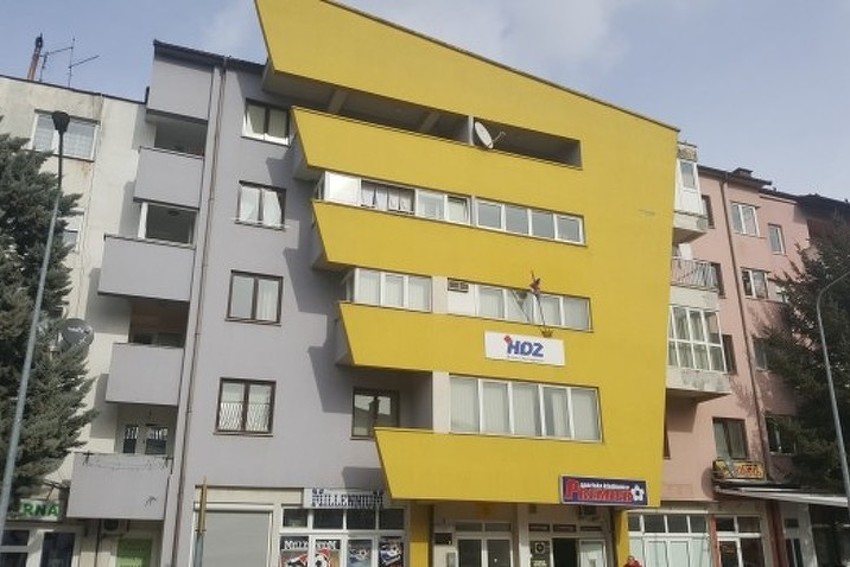 Zgrada u kojoj se nalaze prostorije HDZ-a BiH Livno (Foto: Livno Online)