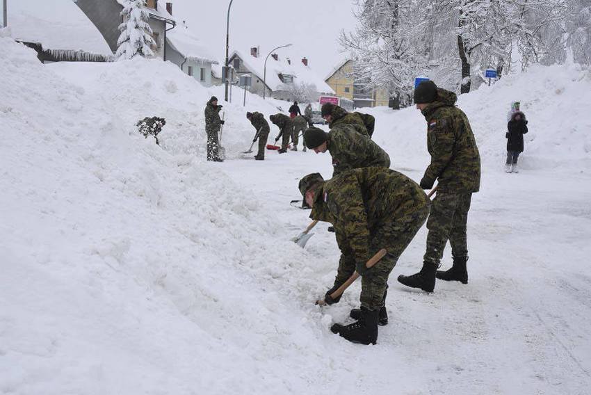 Vojska čisti snijeg u Delnici