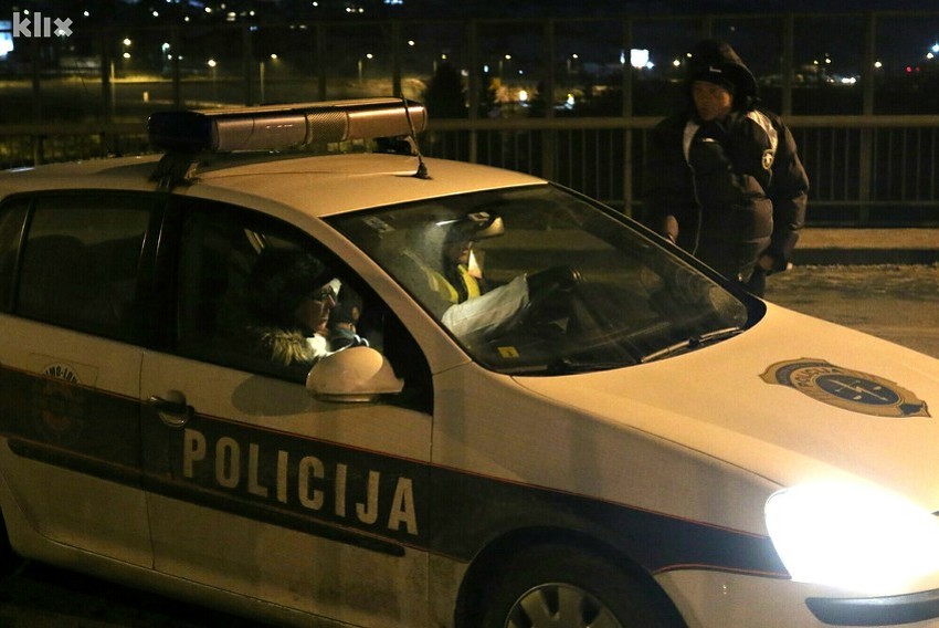 Sarajevska policija prevozi majke s malom djecom kroz blokadu na autoputu