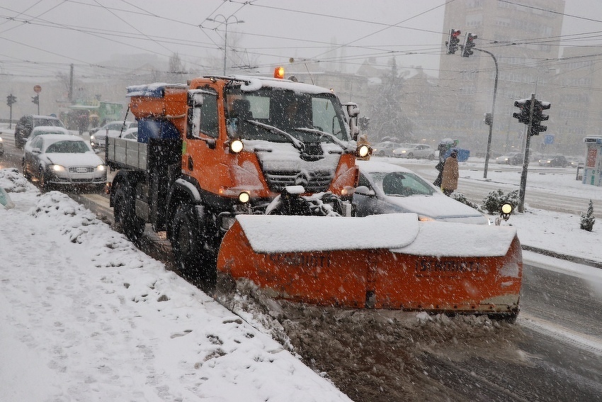 Oko 140 radnika i 46 vozila Rada čiste ulice Sarajeva
