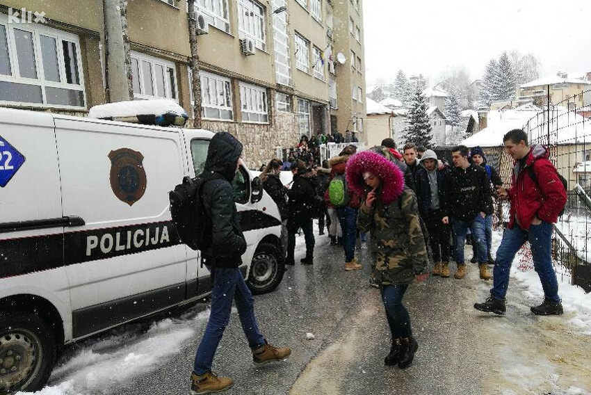 Učenici i uposlenici evakuirani (Foto: Čitatelj)
