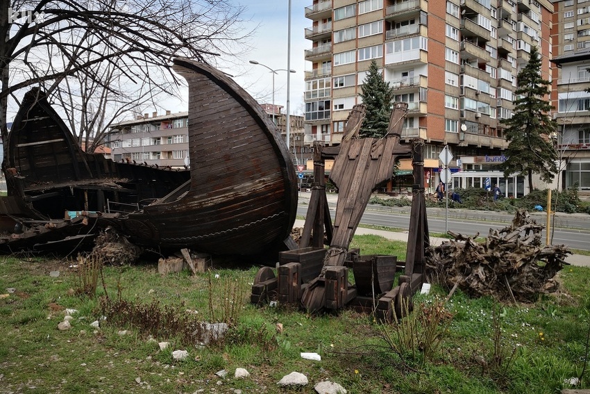 Unisteni brod i stabla pored GGM-a u Zenici (Foto: E. M./Klix.ba)