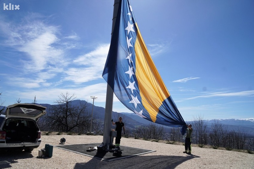 Na Brdu Hum Postavljena Nova Zastava Bosne I Hercegovine
