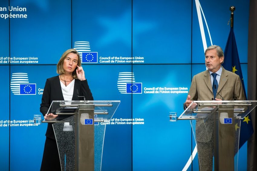 Federica Mogherini i Johannes Hahn (Foto: AFP)